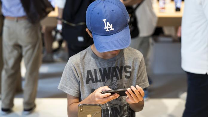Japan's Largest Apple Store Opens In Tokyo Generatie Alpha
