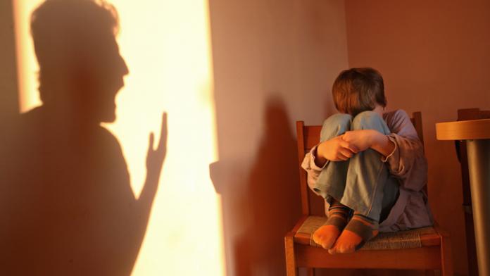 Aggressive parent trauma na mishandeling
