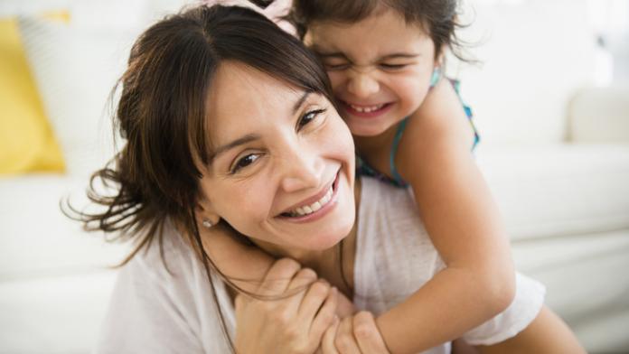 Hispanic mother and daughter playing in living room emotionele intelligentie van je kind versterken