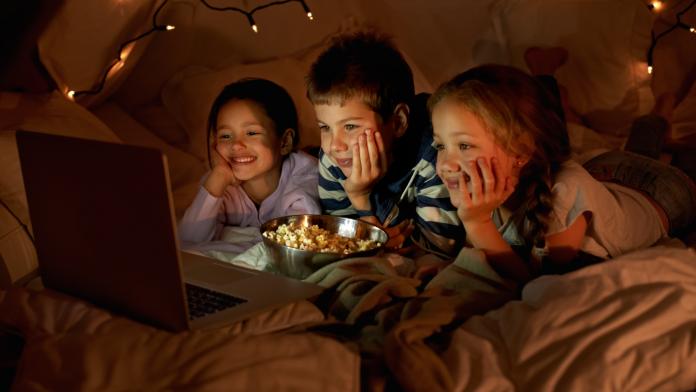Movie time in the blanket fort logeerpartijtje