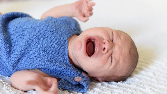 Baby screaming because her stomach hurts koortsstuipen
