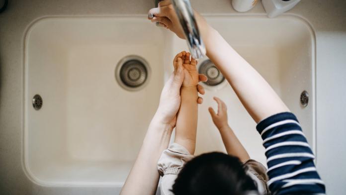 Comment apprendre à ses enfants à bien se laver les mains?