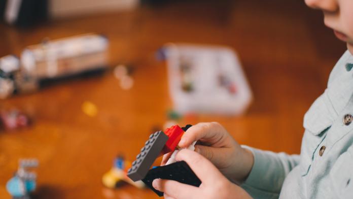 DIY: une table pour jouer aux LEGO® et les ranger