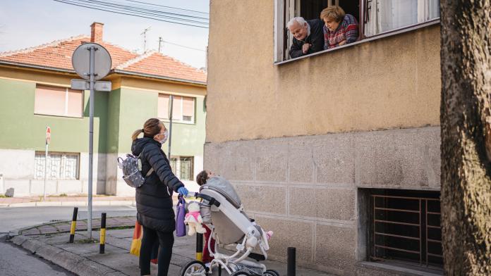 Confinement: les grands-parents rencontrent leur petit-enfant à distance