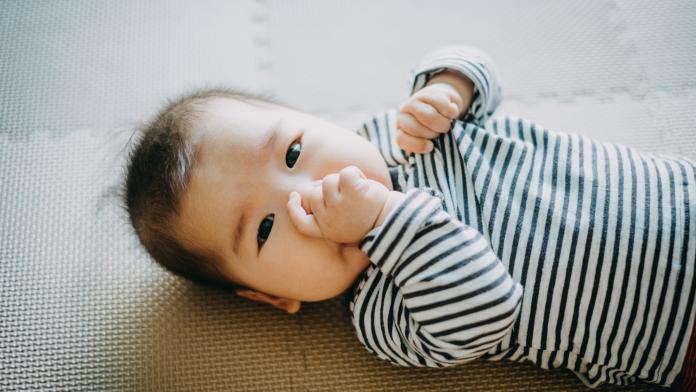 Pourquoi les bébé sucent-ils leur pouce?