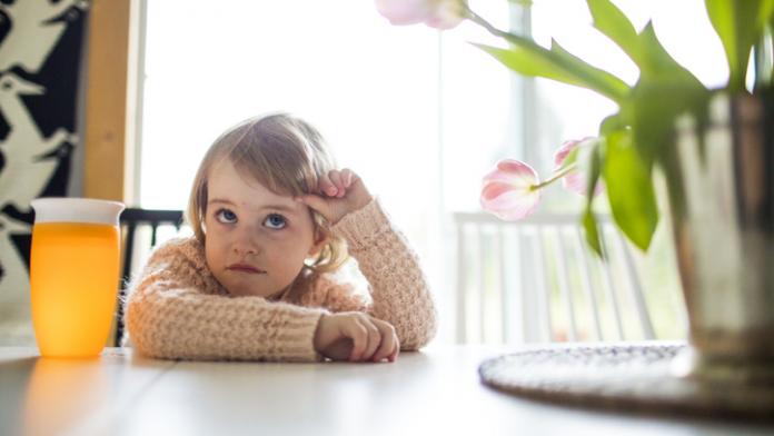 kind verveelt zich kind verveelt zich