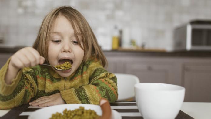 Obliger un enfant à finir son assiette