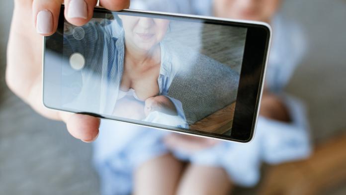 mother breastfeeding mobile photo newborn baby borstvoeding Bekende Vlaming