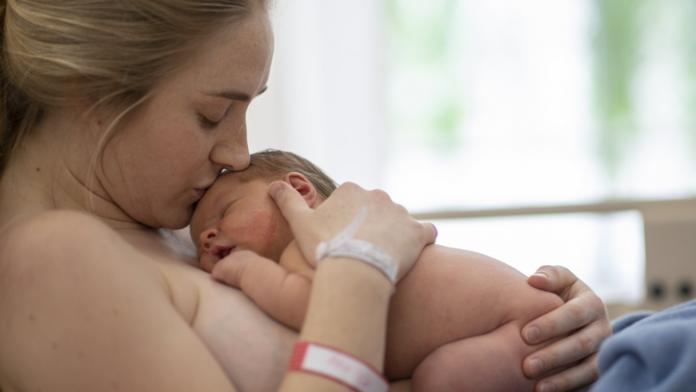 Kissing a newborn moederliefde