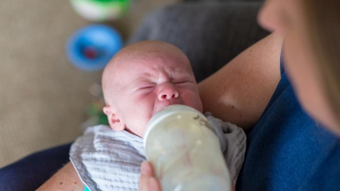 je kleintje weigert melk uit een flesje je kleintje weigert melk uit een flesje