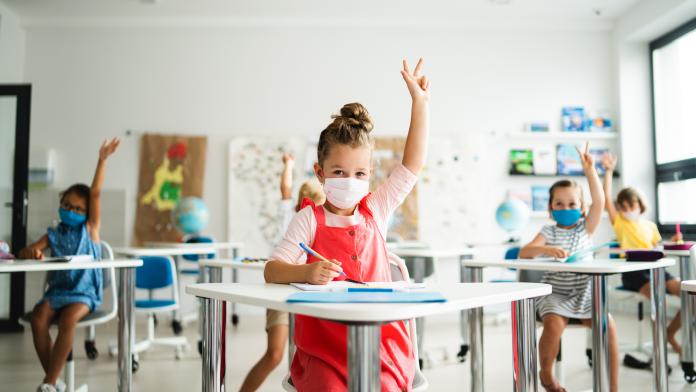 Small children with face mask back to school after coronavirus quarantine, learning. weerstand van je kind versterken