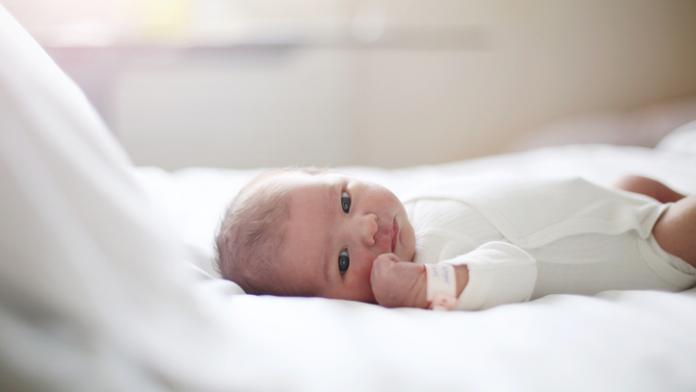 A newborn at the maternity ward pasgeboren baby ogen kleur