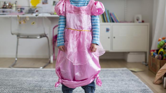 Girl wearing fancy pink dress genderbewust opvoeden