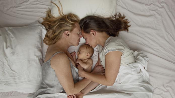 Lesbian couple with baby boy emotioneel contact baby's