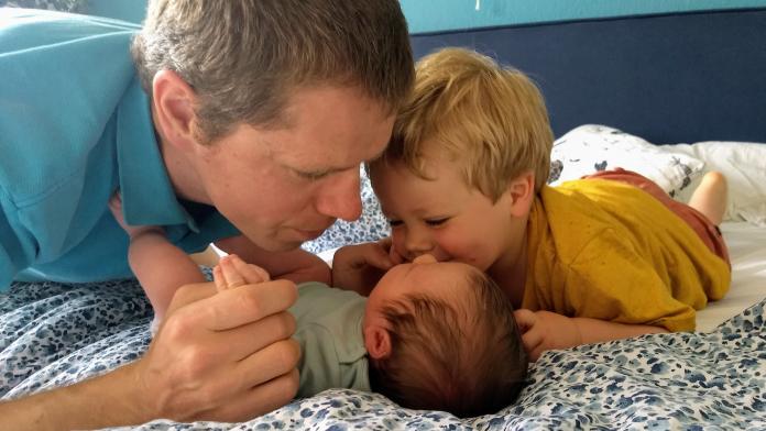 Papa Lucas Miel op bed