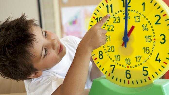 Little boy learning the clock tijd kloklezen horloge