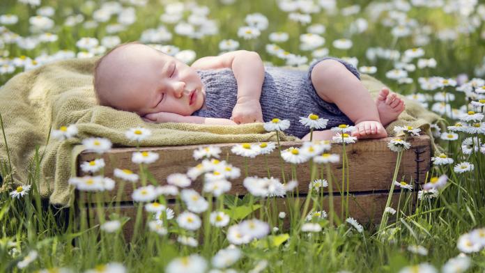 Newborn baby sleeping outdoors babynamen natuur inspiratie