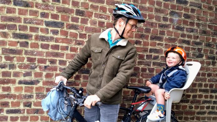 Thomas, samen op fiets met Lucas