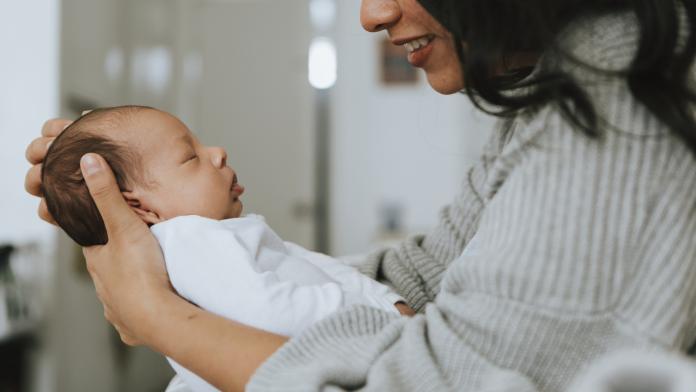 Mother holding her infant baby fouten kersvers mama voor het eerst mama