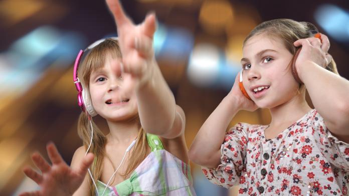DJ girls kinderfeestje silent disco dansen