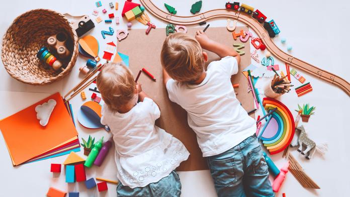 Kids draw and make crafts. Background for preschool and kindergarten or art classes. duurzaam Sinterklaas speelgoed