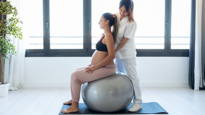 prenatale kine zwangere vrouw bewegingsexperte