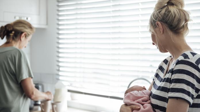Holding Her Newborn Baby kraamhulp kraamzorg kraamverzorgende