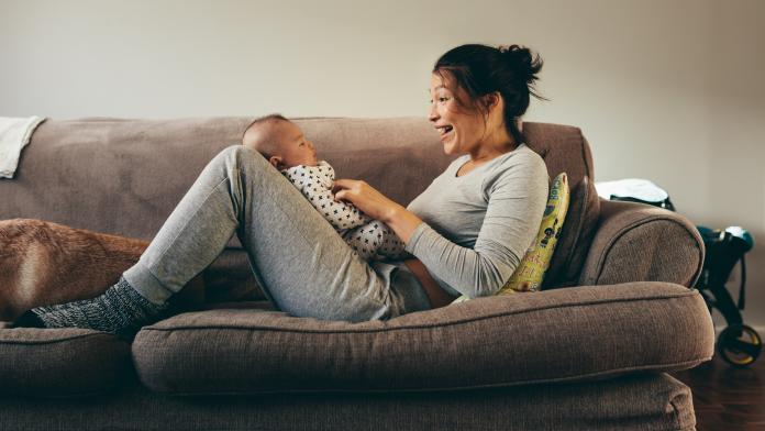 Young mother playing with her baby babypraat kindgerichte spraak taal