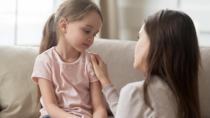 Loving mom talking to upset little child girl giving support Gordonmethode opvoeding communicatie
