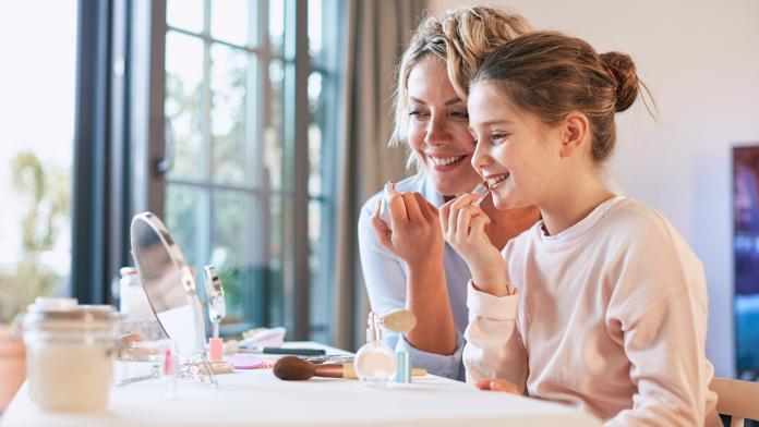 Mother and daughter applying makeup make-up schminken tiener