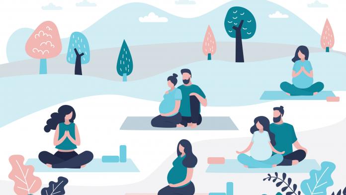 Female instructor sitting in lotus yoga pose. Beauty pregnant women and handsome men outdoors. zwangerschapscursus voorbereiding bevalling