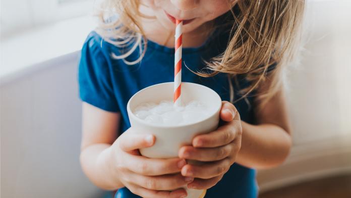 Little girl drinking a Cup of Milk with a Paper Straw rietje papieren rietje herbruikbare rietjes