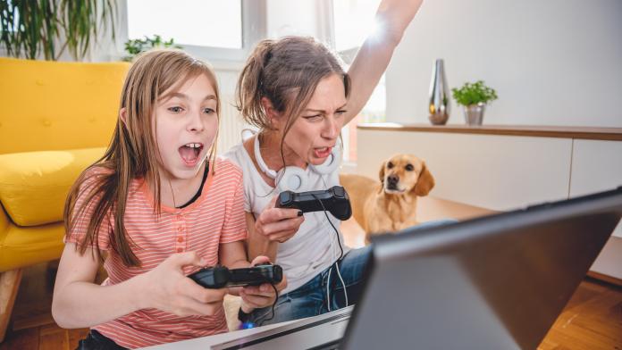 Mother and daughter playing video games samen gamen leefwereld positieve effecten