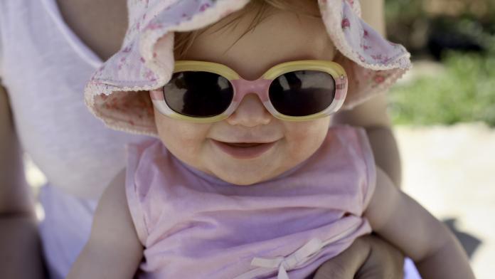 zonnebril voor je baby bescherming ogen