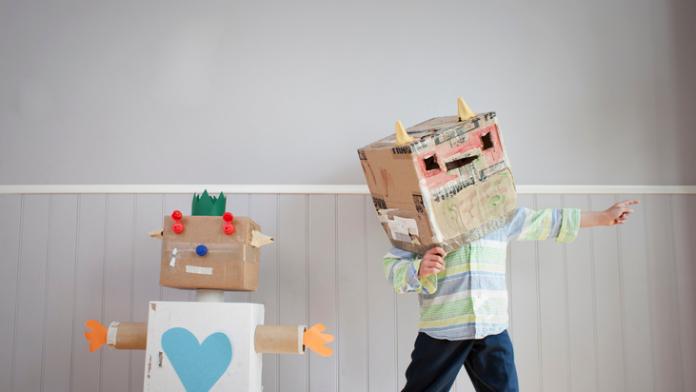 Boy with box covering head and homemade toy robot ingebeeld vriendje
