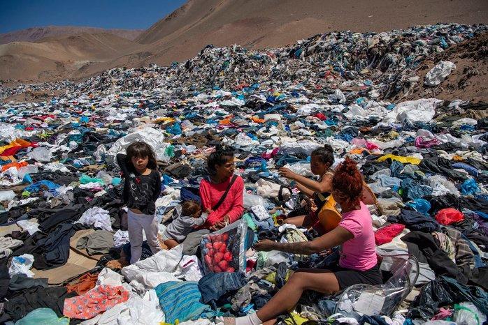 Ezel Ontwaken Gehuurd In beeld: de Atacamawoestijn in Chili verandert in stortplaats voor fast  fashion