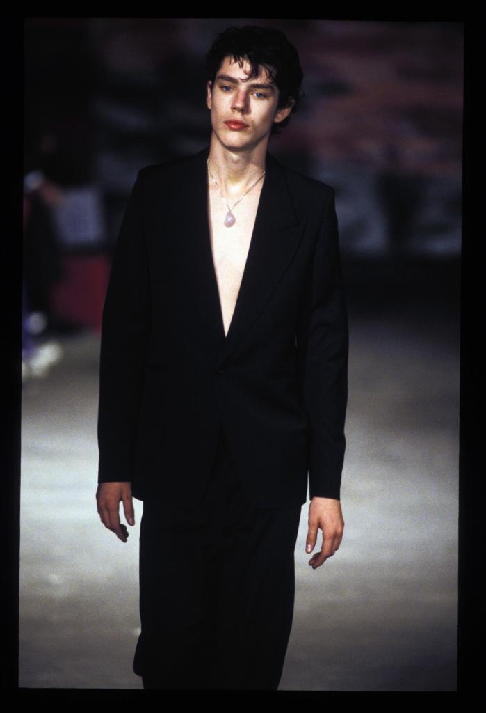 Mannen vielen in 1998 massaal voor het kostuum van Raf Simons.