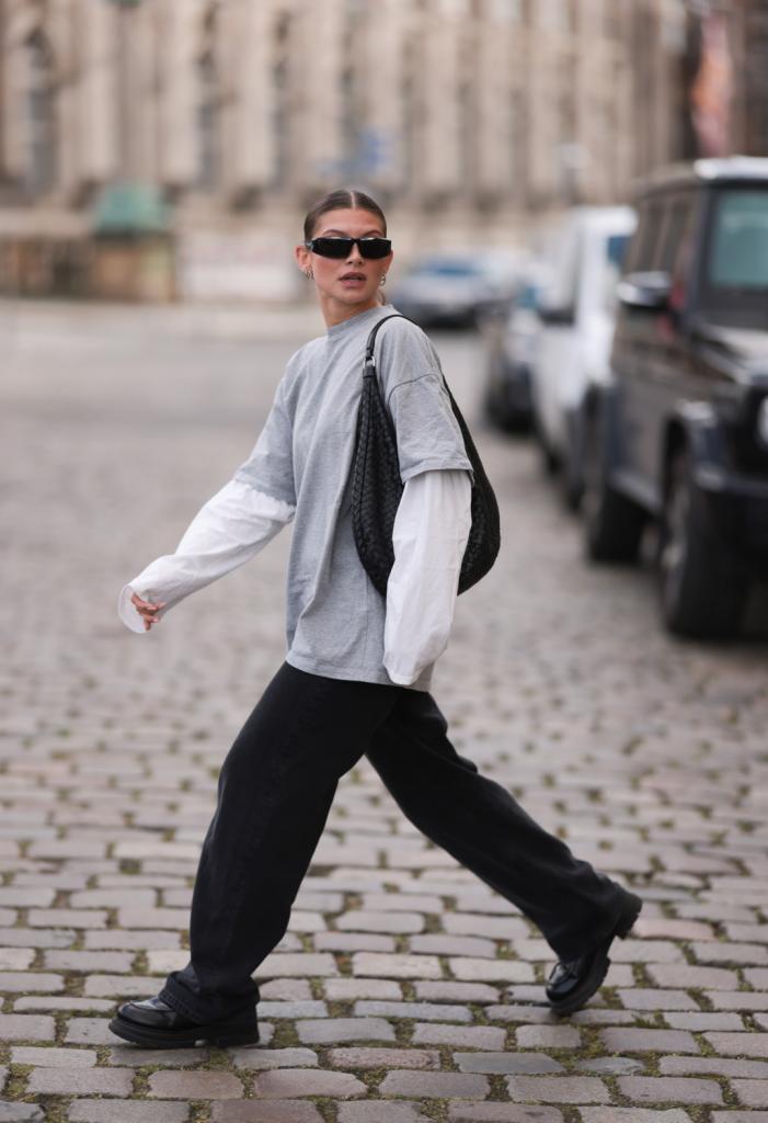 dark denim broek met loafers