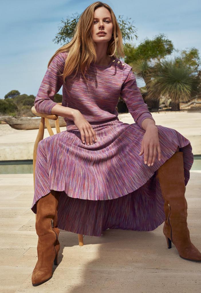 Trui (125 euro) en rok (170 euro) in veelkleurig breiwerk, van Caroline Biss.