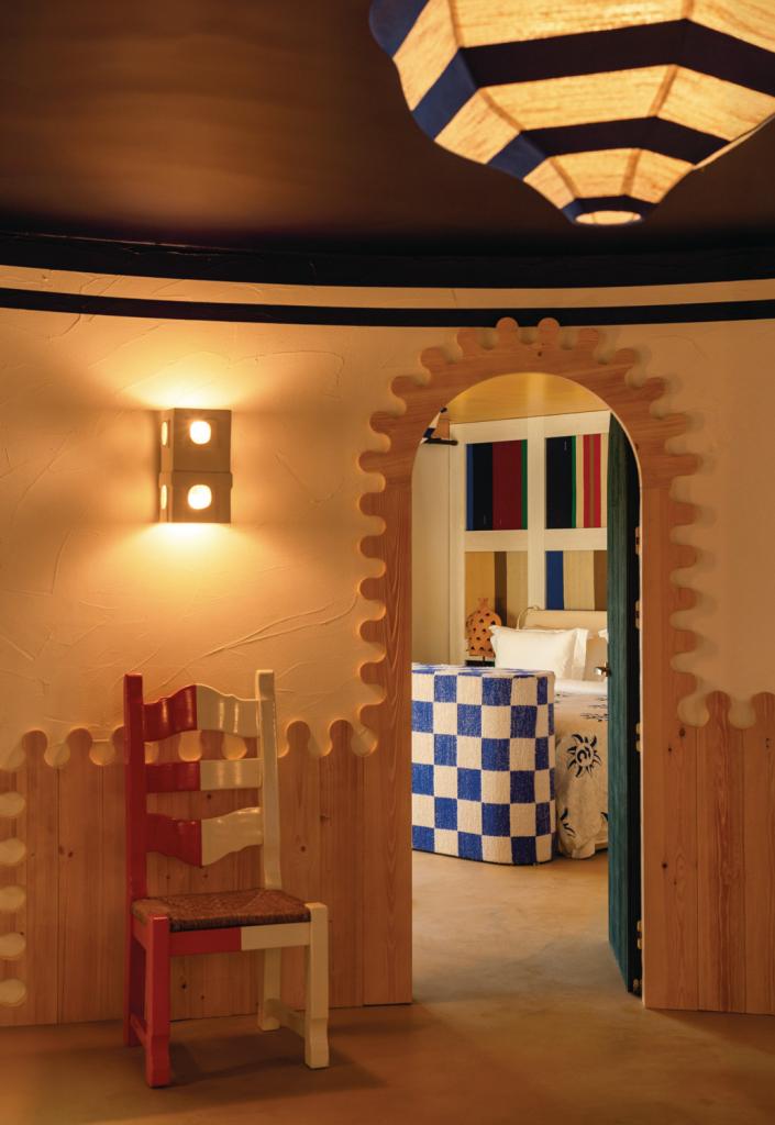 Hotelproject in Comporta, voor de Portugese JNcQUOI groep. ‘Blauw en wit zijn de kleuren van de Alentejo-regio. De stof hebben we speciaal voor het project laten weven. Prints doen we immers nooit, wel patchwork en ambachtelijke weeftechnieken. De muurpanelen zijn van dennenhout omdat de duinen er vol dennenbomen staan, de schapenvellen verwijzen naar de herders met hun kuddes. Voor de bedhoofden maakten we quilts van typische herdersdekens. Hier zijn we echt opgegaan in het lokale.’