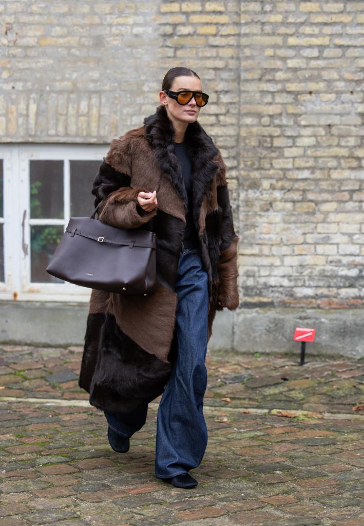 seventies mantel in nepbont streetstyle kopenhagen