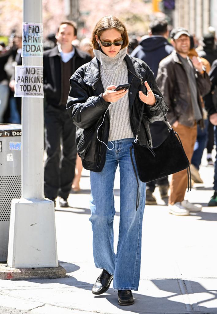 rechte jeans met klassieke loafers