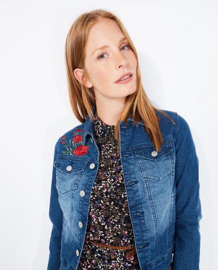 L’incontournable veste en jean à broderies florales