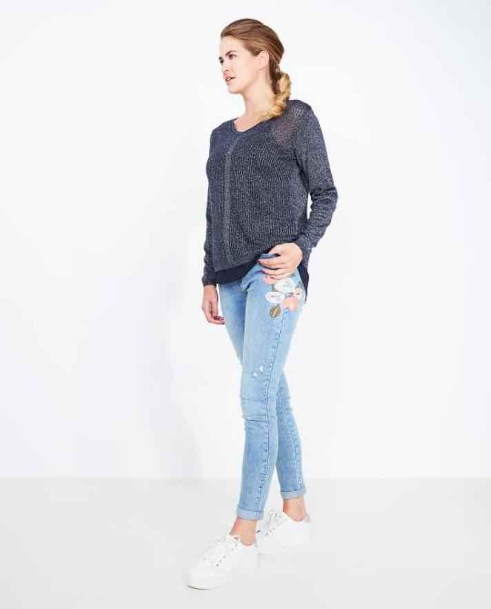 Le jean à broderies florales