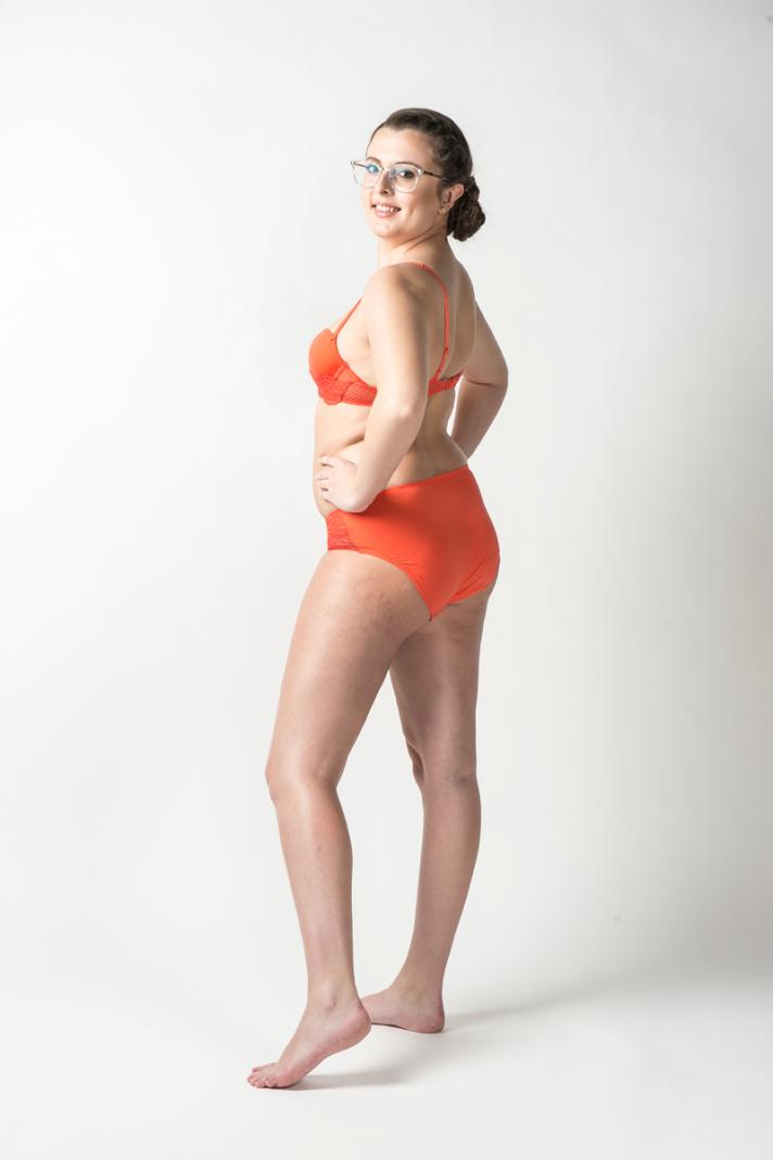 <strong>Caroline</strong>, 22 ans, mesure 1m65 et pèse 60 kilos
