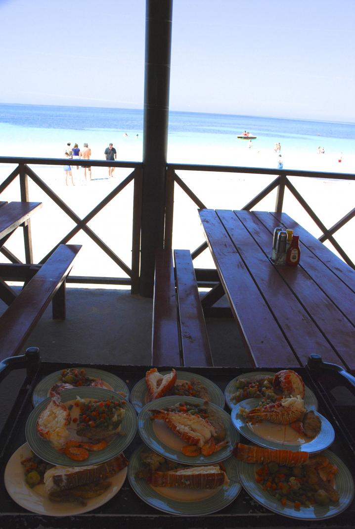 Lunch with a view op een onbewoond eiland.