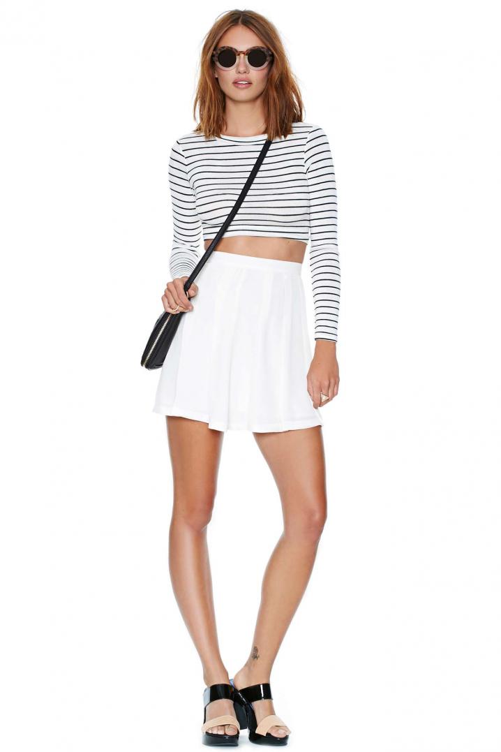 Jupe blanche taille haute (Nastygal, 29 €).