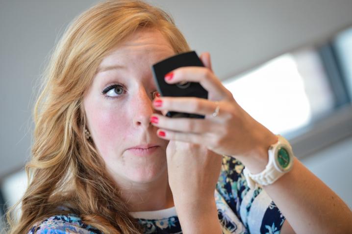 Lezeres Haske verwijdert haar make-up