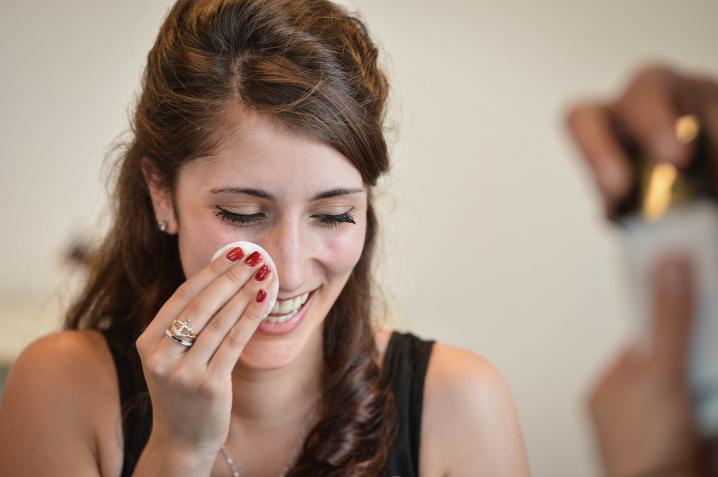 Lezeres Rocio verwijdert haar make-up