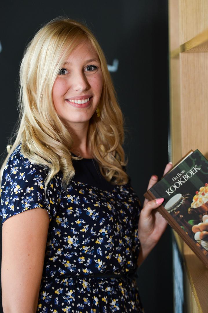 Lezeres Sarah poseert